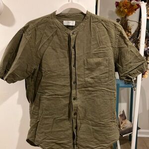 Olive Green Men’s Medium Uniqlo Button Down Short Sleeved Crew Neck Shirt